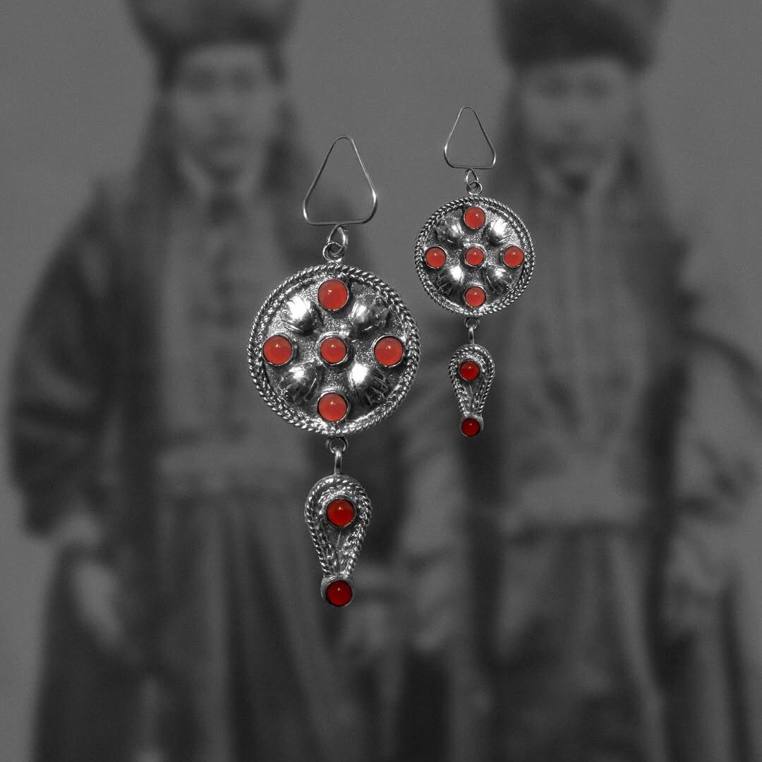 Серьги с красными камнями на фоне старинного фото. Сувенир из России.